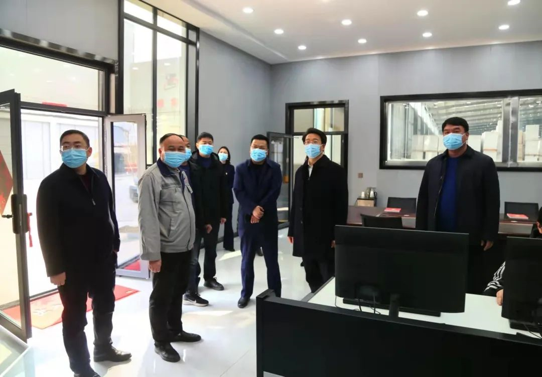 新密市市委副書記、市長(zhǎng)程洋調(diào)研新密市正興耐火材料有限公司，送服務(wù)強(qiáng)信心，沖刺首季“開門紅”！(圖1)